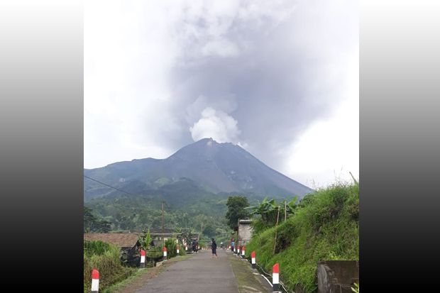 Gunung Merapi Meletus, Warga Tlogolele Saksikan Asap Membumbung Tinggi