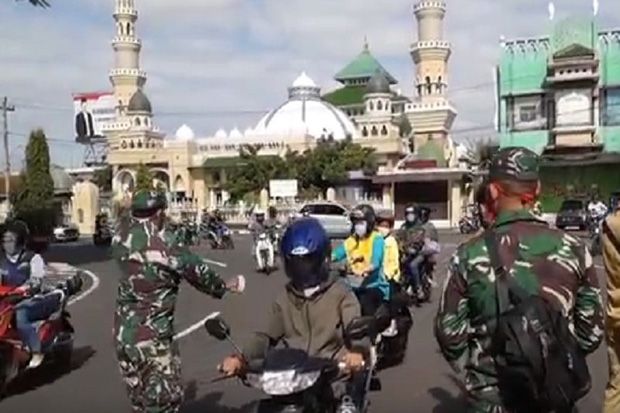Prajurit TNI Hadang Pengendara Tanpa Masker di Purbalingga