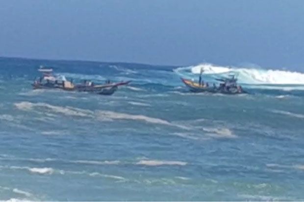 Dihantam Ombak 2 Perahu Nelayan di Pantai Tambak Terombang Ambing
