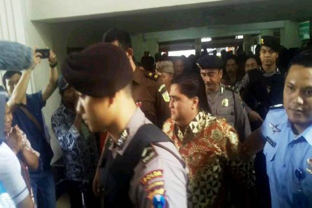 Sidang Dimas Kanjeng, Ratusan Muridnya Penuhi PN Surabaya