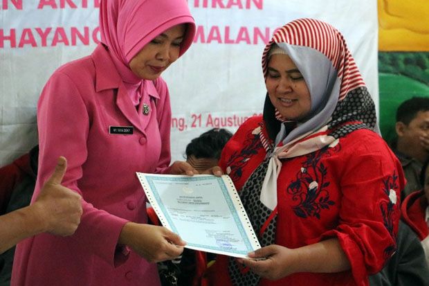 Bhayangkari Cabang Malang, Bagikan 100 Akta Kelahiran Gratis