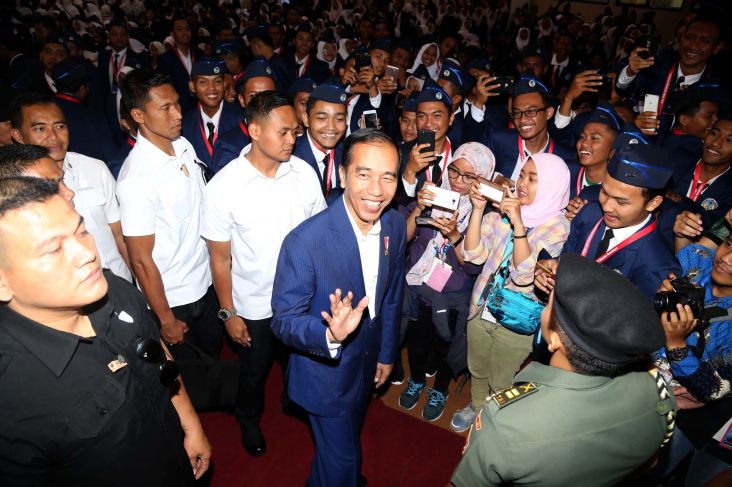 Jokowi: Masak Presiden Disuruh Meloncat Seperti Itu, Ya Gila, Bro!