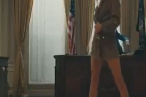 Wow!!! Ada Video Musik Beradegan Striptis Mirip Melania Trump