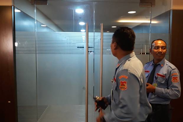 Peluru Menembus Ruang Kerja Anggota DPR  Khatibul Umam Wiranu