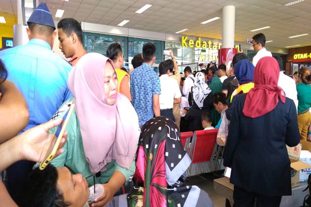 Keluarga Korban Menunggu Kabar di Bandara Depati Amir Pangkalpinang