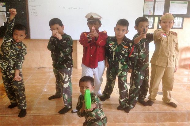 Siswa Sekolah Dasar Islam Khadijah Surabaya Peringati Hari Pahlawan