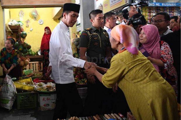 Saat Blusukan di Lamongan Temani Presiden Jokowi, Iriana Sempat Beli Telur