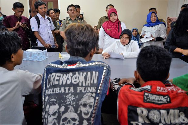 Wali Kota Surabaya Risma Geram Dapati ABG Lagi Nge-Fly Lem