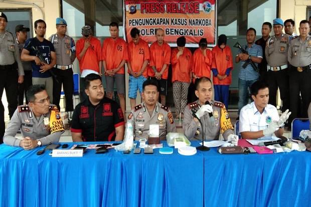 Oknum Anggota Polri Nge-Fly Bareng Tujuh Warga Diboyong ke Polsek Mandau