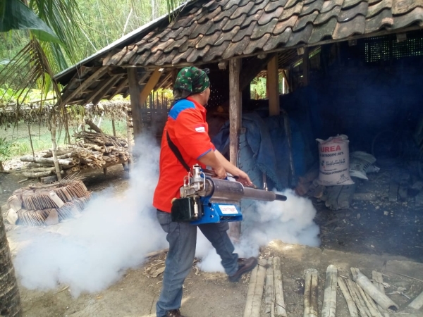 Dua Caleg Perindo Bekerja Sama Lakukan Fogging di Desa Simorejo