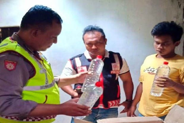 Grebek Penjual Miras, Polsek Balongpanggang Temukan 7 Botol Arak