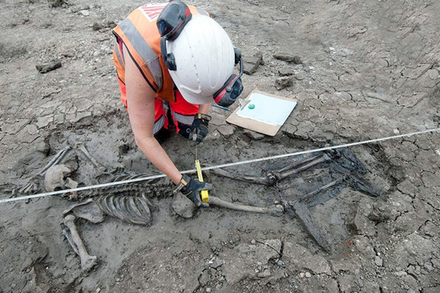 Arkeolog Temukan Kerangka Manusia Berusia 500 Tahun Memakai Sepatu Bot