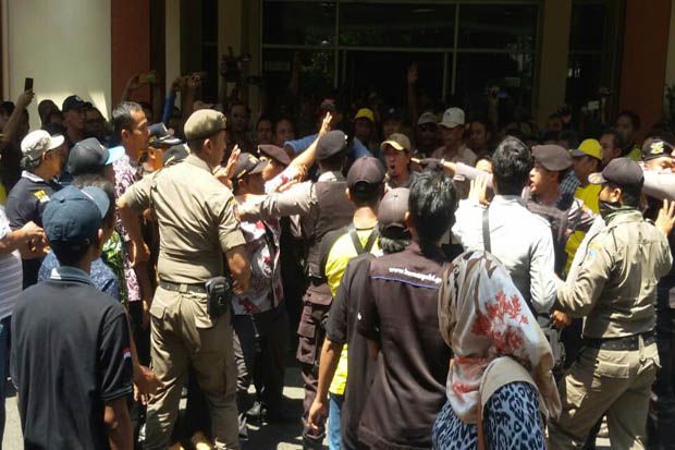 Dihalangi Ketemu Bupati, Ratusan Kades di Kediri Ngamuk