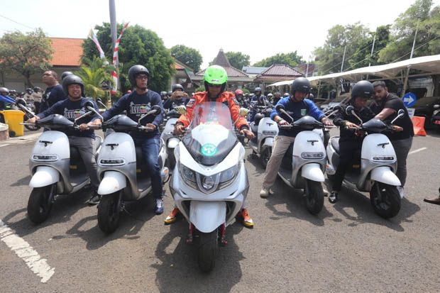 Naik Motor Listrik, Gus Irsyad Bawa Para Rider Jelajahi Pasuruan