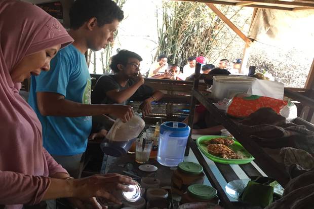 Mantapnya Menyeruput Kopi di Warkop Makju yang Lokasinya Nyelempit