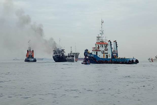 Kapal Berkapasitas GT 296, Terbakar di Perairan Batuampar