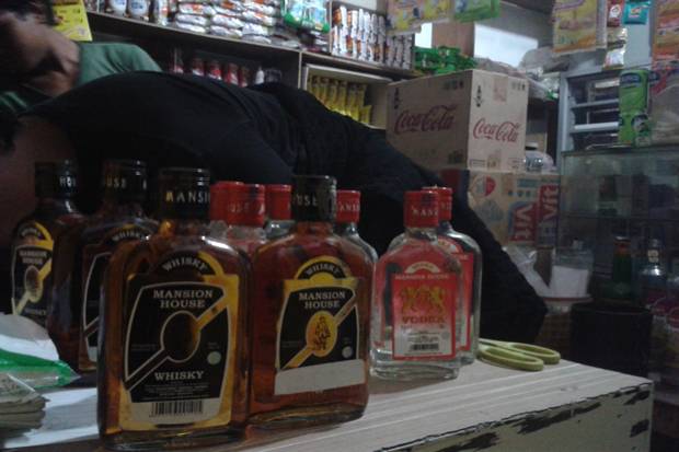 Polisi Sita Ribuan Botol Miras Ilegal di Surabaya