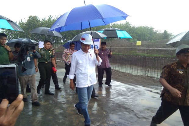 Tiba di Kali Bogel, Hujan Deras dan Ratusan Warga Sambut Jokowi
