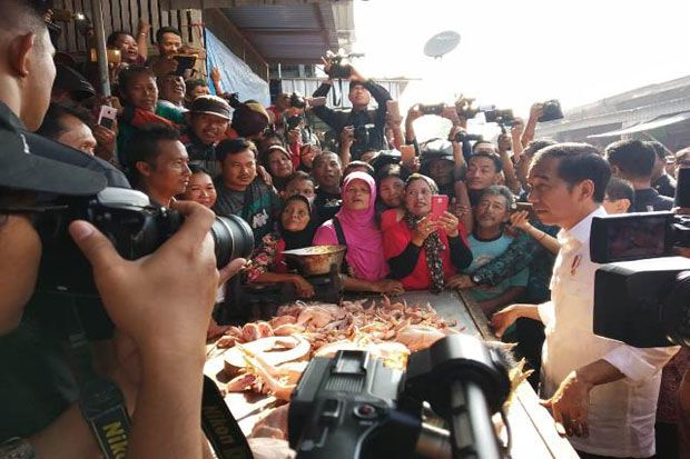 Saat Blusukan ke Pasar Ngemplak, Jokowi Belanja Beras dan Daging Ayam