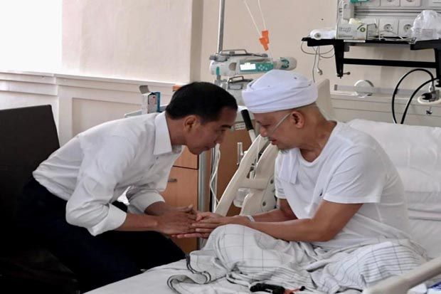 Presiden Jokowi Jenguk dan Doakan Ustaz Arifin Ilham Cepat Sembuh