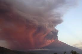 Wisatawan Diberi Masker Antisipasi Abu Vulkanik Gunung Agung
