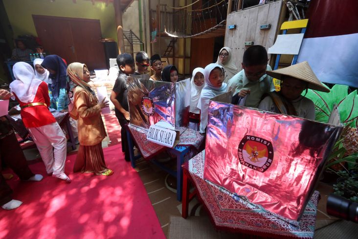 Anak-anak Ini Diajak Ikuti Pesta Demokrasi dengan Ceria
