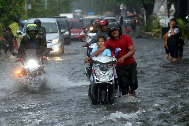 Surabaya Diguyur Hujan Deras, Jalanan Berubah Jadi Sungai