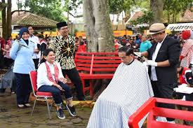 Ketika Presiden Jokowi Pangkas Rambut di Tempat Wisata