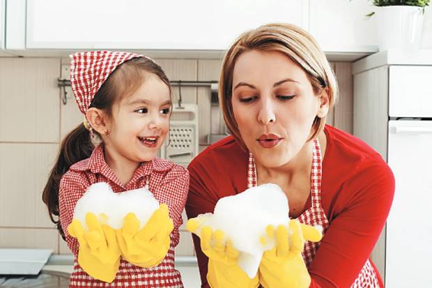 Orang Tua Sebaiknya Latih Anak Kerjakan Pekerjaan Rumah Tangga