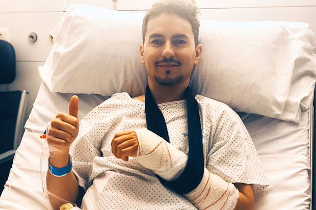 Jorge Lorenzo Tersenyum Setelah Operasi Skafoid Tangan Kiri