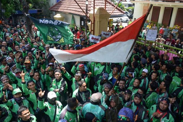 Ribuan Ojol Kawal Sidang Rekan Mereka di PN Surabaya