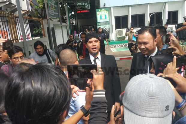 Besok Pagi Ahmad Dhani Tiba di Surabaya Langsung ke Pengadilan