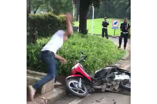 Ditilang Polisi, Pria Ini Malah Mengamuk Rusak Sepeda Motornya