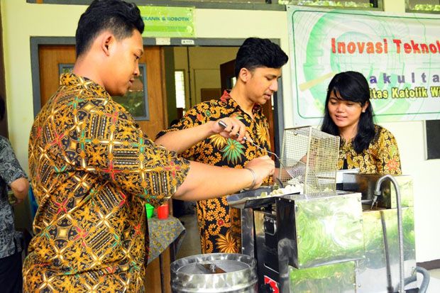 UKWMS Buat Mesin Penggoreng Krupuk Otomatis Hemat Energi untuk UMKM