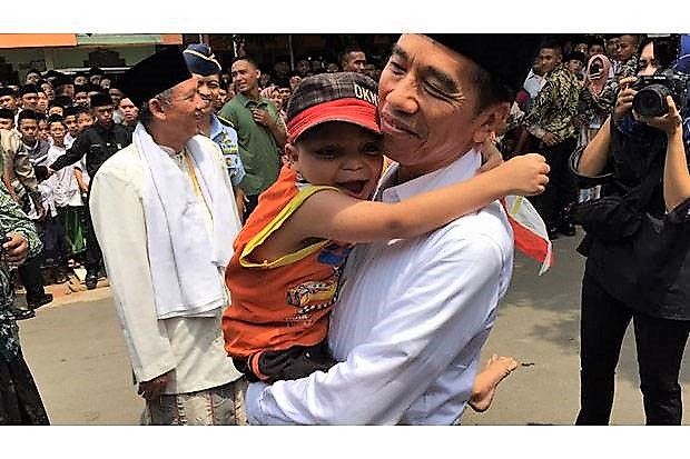 Warga Terharu Lihat Presiden Jokowi Gendong Bocah Berkebutuhan Khusus
