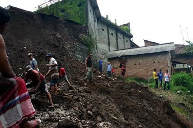 Hujan Deras, Pabrik Kerupuk di Malang Longsor Timpa 2 Rumah