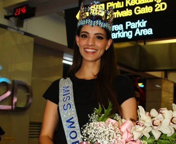 Kenakan Busana Serba Hitam, Miss World 2018 Tiba di Jakarta