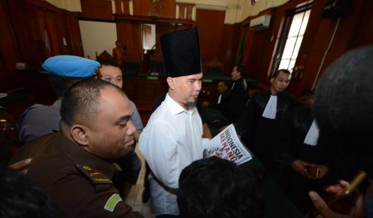 Inilah Style Ahmad Dhani saat Hadir di Pengadilan Negeri Surabaya