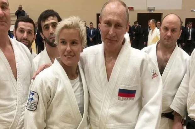 Presiden Rusia Vladimir Putin KO Dibanting Pejudo Perempuan