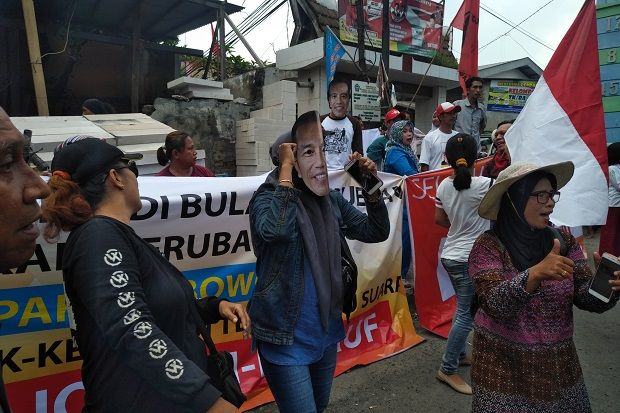 Sambut Prabowo, Puluhan Warga Bulak Tetap Dukung Jokowi