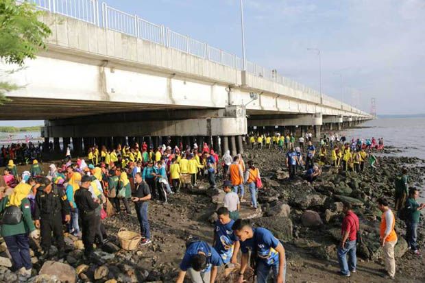 Wali Kota Tri Rismaharini Kerja Bakti Bersama 10.500 Warga Surabaya