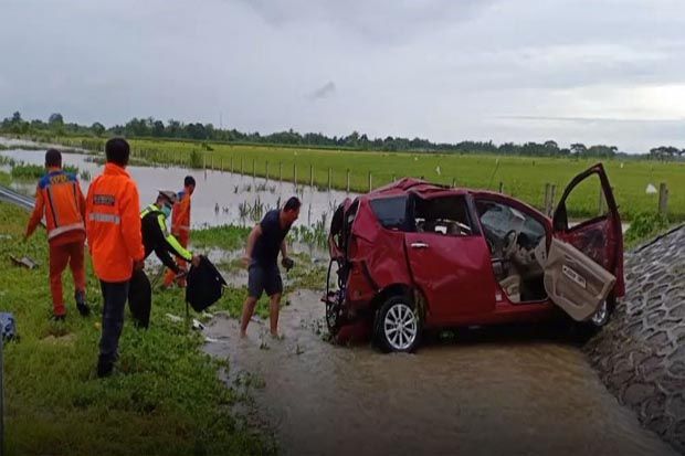 Ertiga Terjungkal Akibat Banjir  di Tol Kertosono-Madiun, Balita Tewas