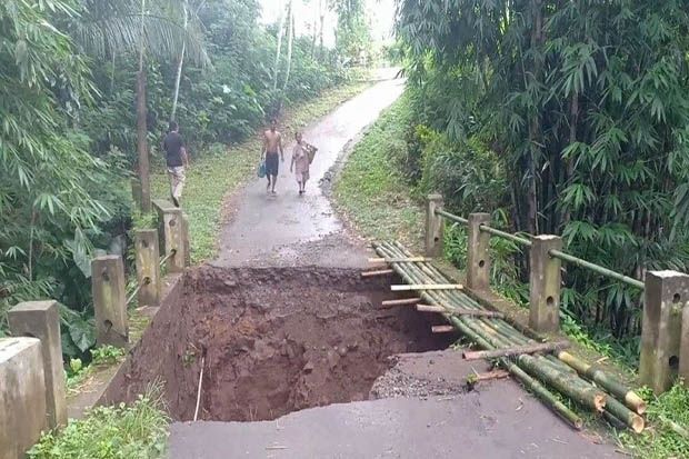 Jembatan Penghubung Antardesa di Blitar Amblas Setelah Hujan Deras Turun