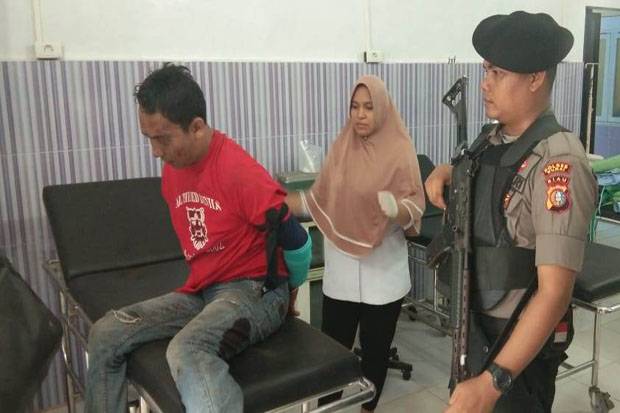 Pria Pacitan Bawa Parang Ngamuk di Kantor BNI Ambruk  Ditembak Polisi