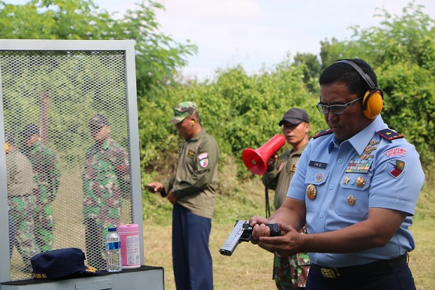 Tingkatkan Akurasi, Marsma TNI Iko Latih Anggotanya Menembak
