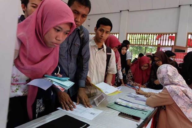 Para Pencari Kerja Sesaki Kecamatan Gayungan Surabaya
