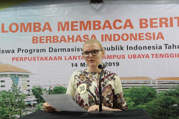 Puluhan Mahasiswa Asing Ikuti Lomba Baca Berita Bahasa Indonesia di Ubaya