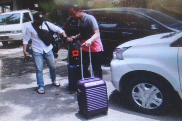 KPK Angkut 3 Tas Besar Barang Bukti OTT KPK di Kantor Kemenag Jatim