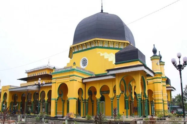 Cantiknya Struktur Masjid Al-Osmani Medan dan Makam 5 Raja Deli