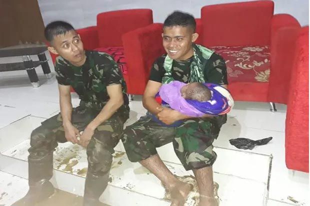 Anggota Yonif RK 751/VJS Selamatkan Bayi Korban Banjir Bandang Sentani